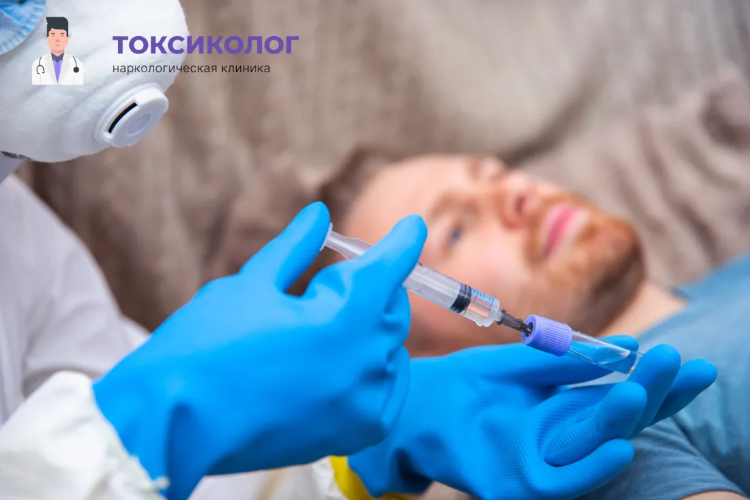 Врач берет анализы в процессе процедуры «Снятие ломки в Аксае»
